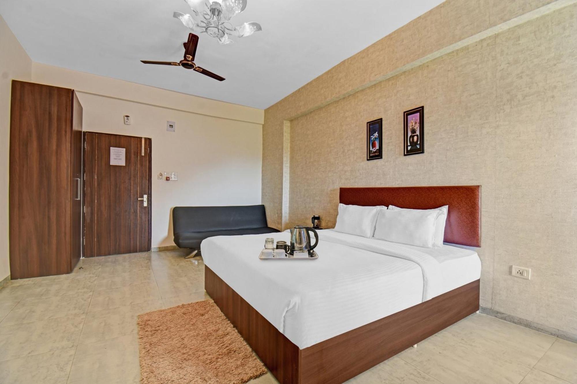 Townhouse Classio Suites Shirdi Buitenkant foto